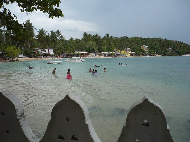 Maedels mit Kleidung im Wasser.jpg